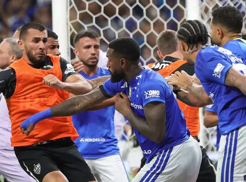 23 expulsados y record en brasil asi quedaron los jugadores tras la batalla campal entre cruzeiro y atletico mineiro