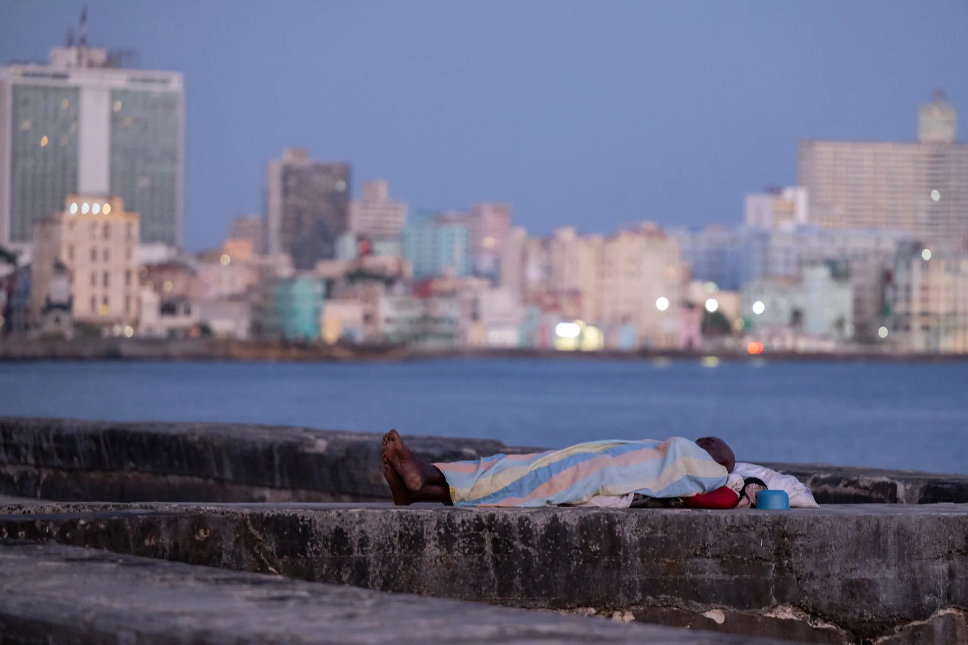 Cuba resiste apagones de hasta 30 horas seguidas y agua con larvas en medio del colapso eléctrico