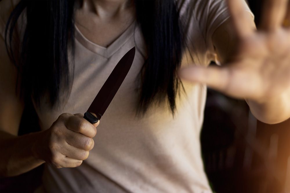 se arrojo encima de el con un cuchillo la condenaron a un ano de prision condicional