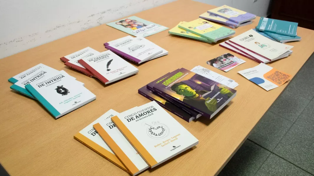 Mesa con libros de lectura fácil y materiales accesibles expuestos durante la capacitación en la Biblioteca Provincial