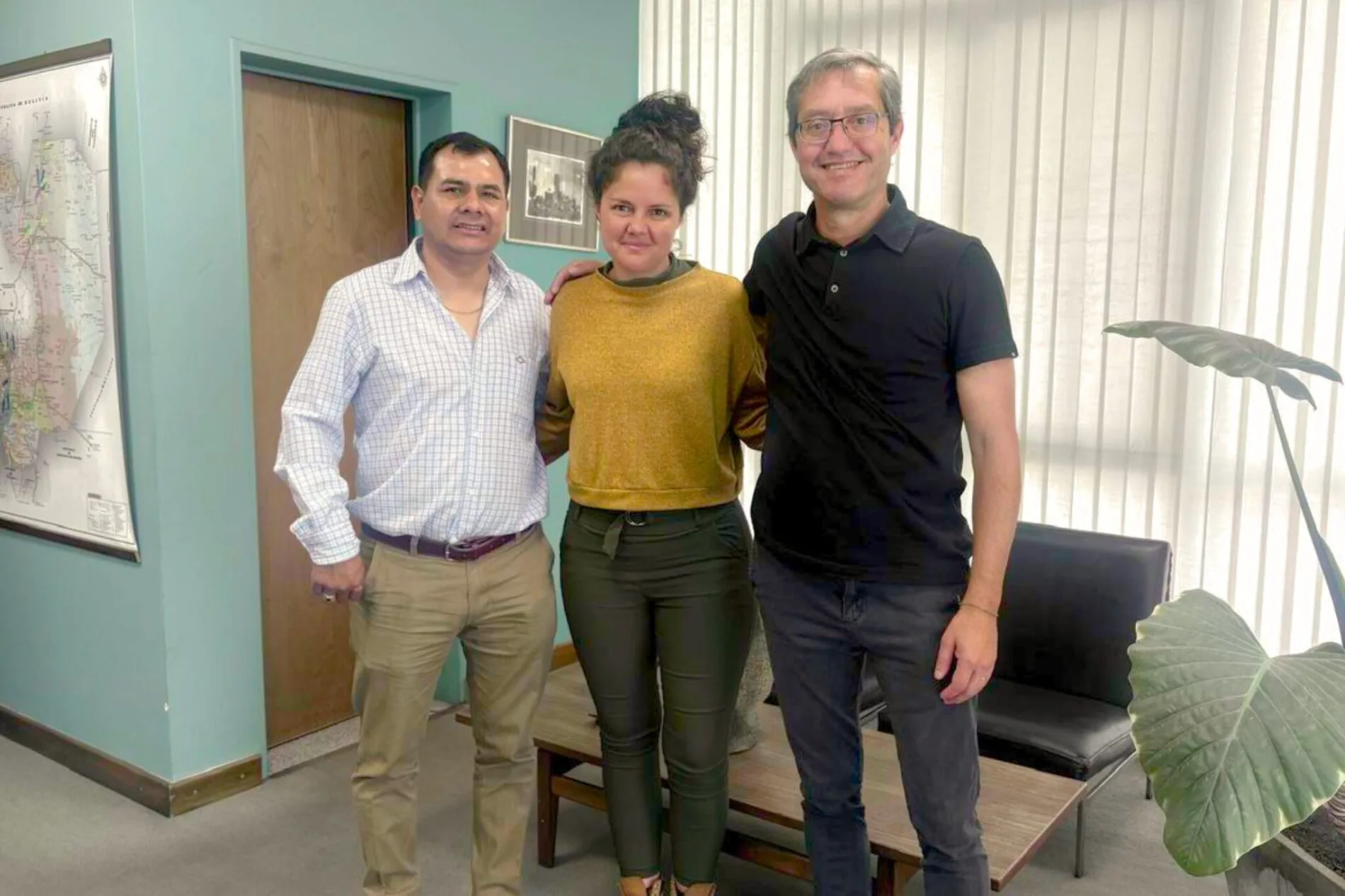 Autoridades culturales de Los Toldos y de la Provincia posan juntas en una oficina