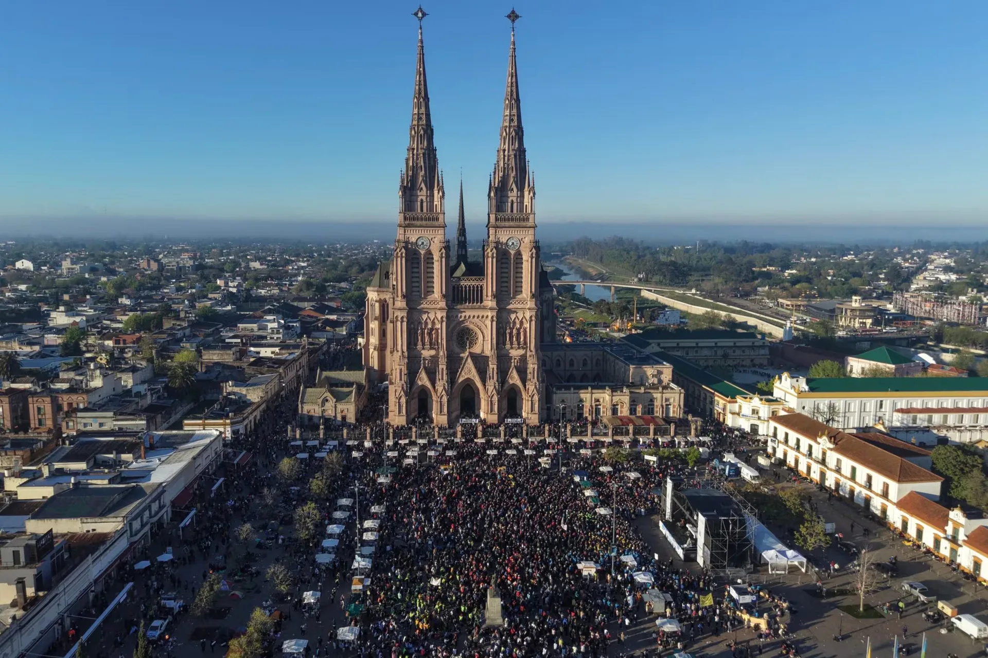 Denuncian estafas de $500.000 con reservas falsas en hoteles de Luján por la visita del Papa
