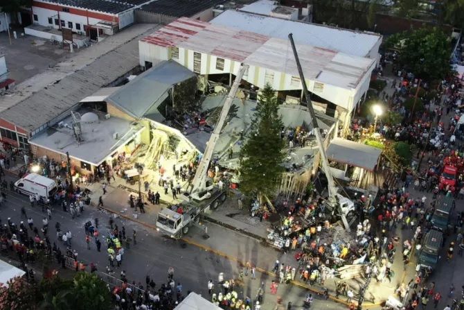 mexico se derrumbo el techo de una iglesia en pleno bautismo murieron 11 personas video