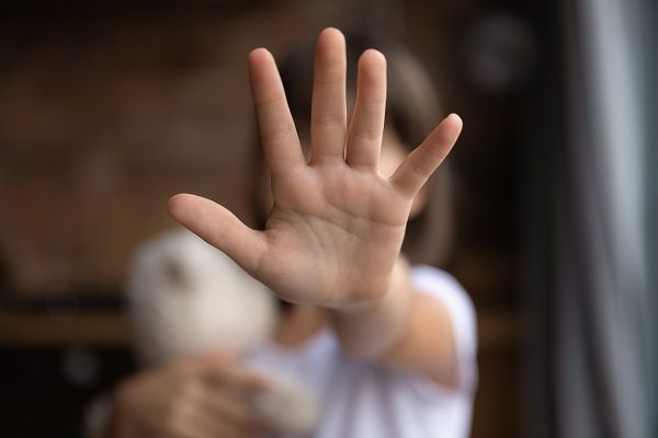 oran un nina de 10 anos pidio ayuda para su mama desmayada a pinas por su pareja
