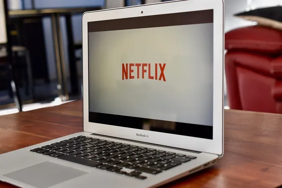 oran robo un local comercial y fue identificado por usar la cuenta de netflix de la victima
