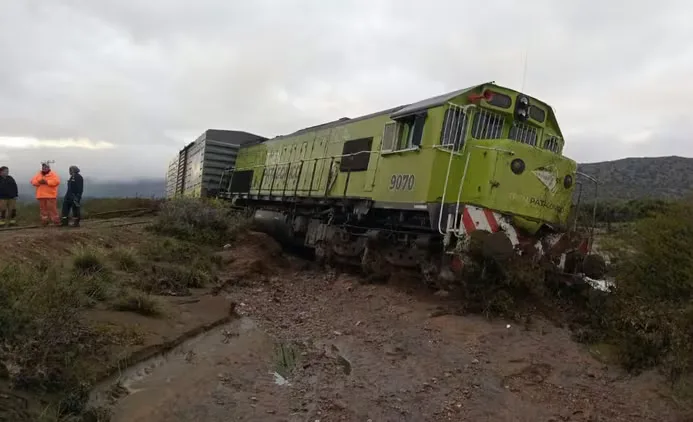 Descarriló el Tren Patagónico por las lluvias en Río Negro y evacuaron a los pasajeros sin heridos