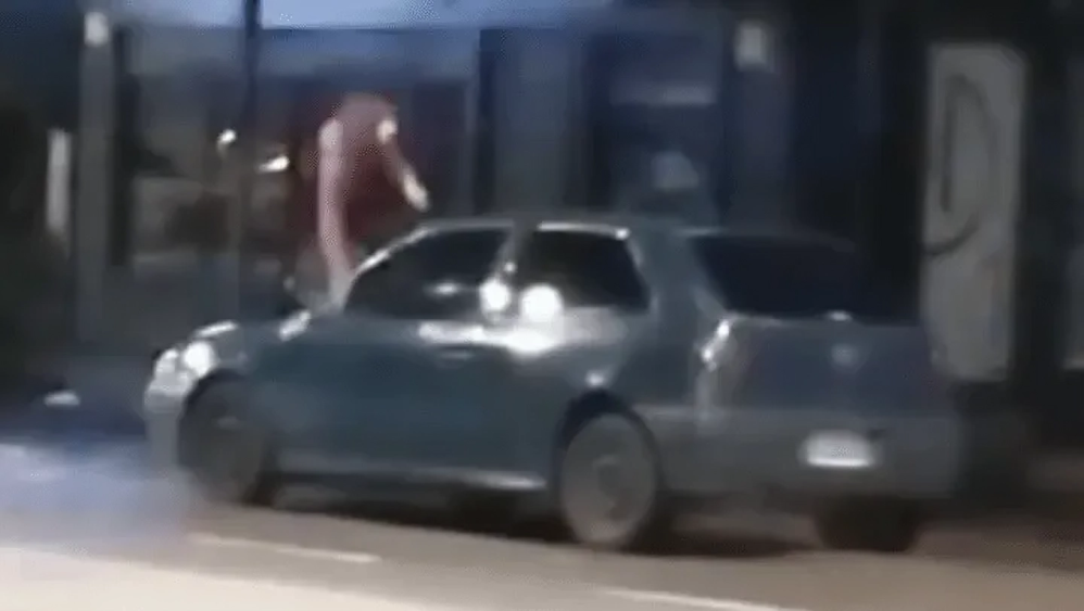 video una adolescente de 17 anos se subio al capot del auto en movimiento de su novio