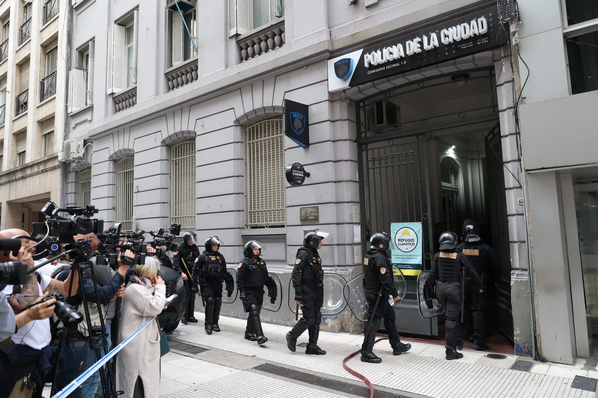 Detenidos redujeron a un policía y lo tomaron de rehén en una alcaidía porteña