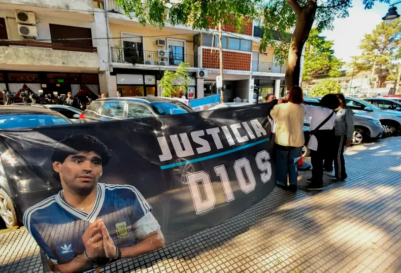 escandalo judicial suspendieron el juicio por la muerte de diego maradona