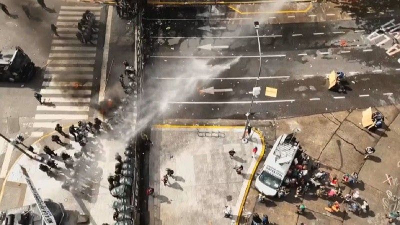 tension en inmediaciones del congreso por la reforma laboral gas pimienta piedras y hasta bombas molotov