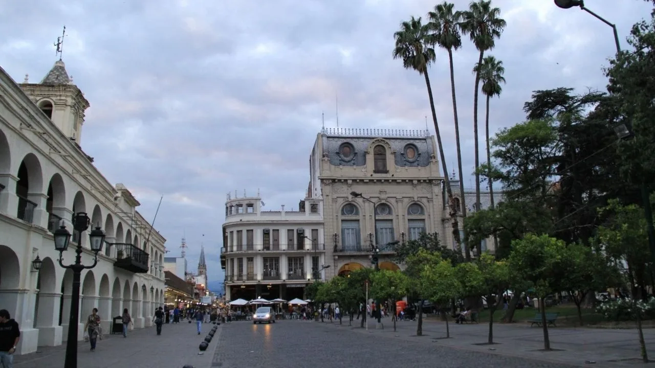 Domingo fresco y gris en Salta: la lluvia puede volver a la tarde y la máxima no pasa de 17°C