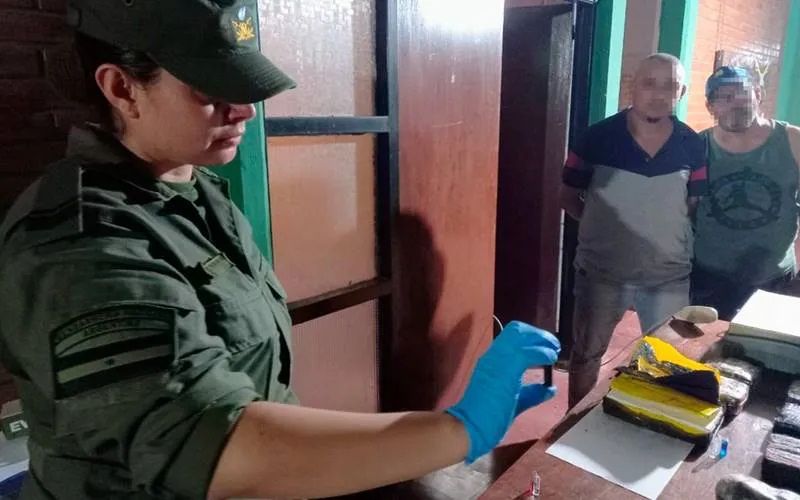 un conocido comunicador de salvador mazza llevaba 10 kilos de cocaina y marihuana escondidos en el baul de su auto