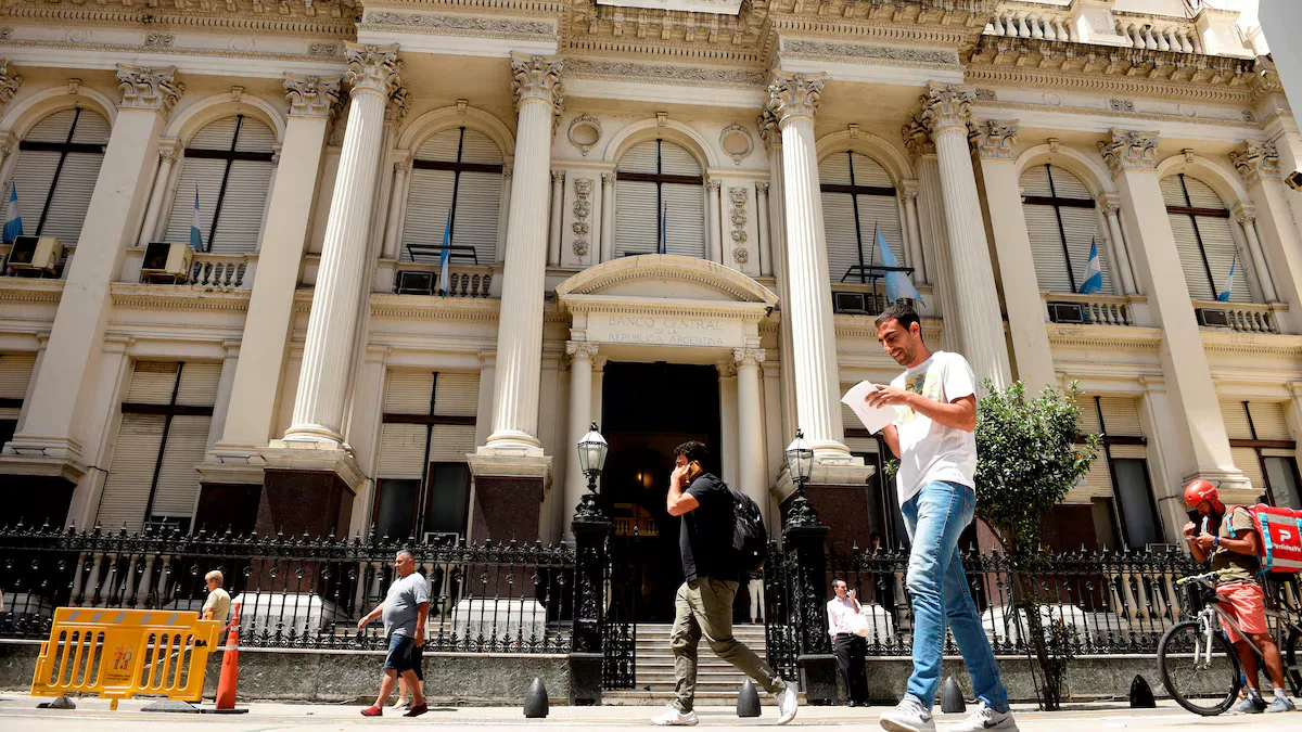 El Banco Central llevó a casi cero su posición en dólar futuro de cara a 2027