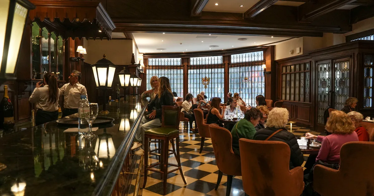 El bar porteño donde Sandro tomaba Martinis y el Dalai Lama saludó al personal reabrió después de 80 años