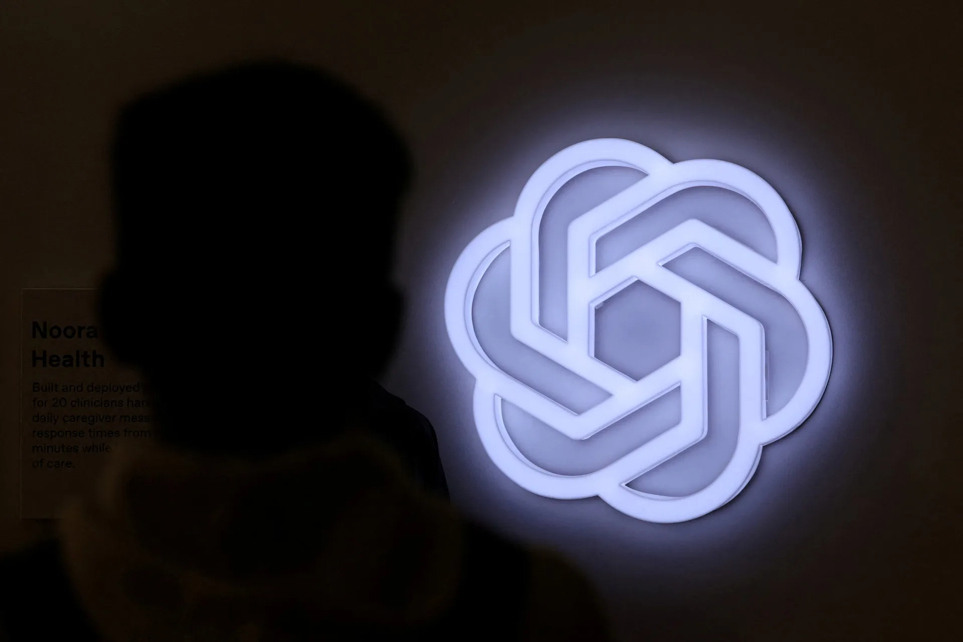 El FBI arrestó a un ingeniero de OpenAI por esconder un micrófono en una sala ejecutiva