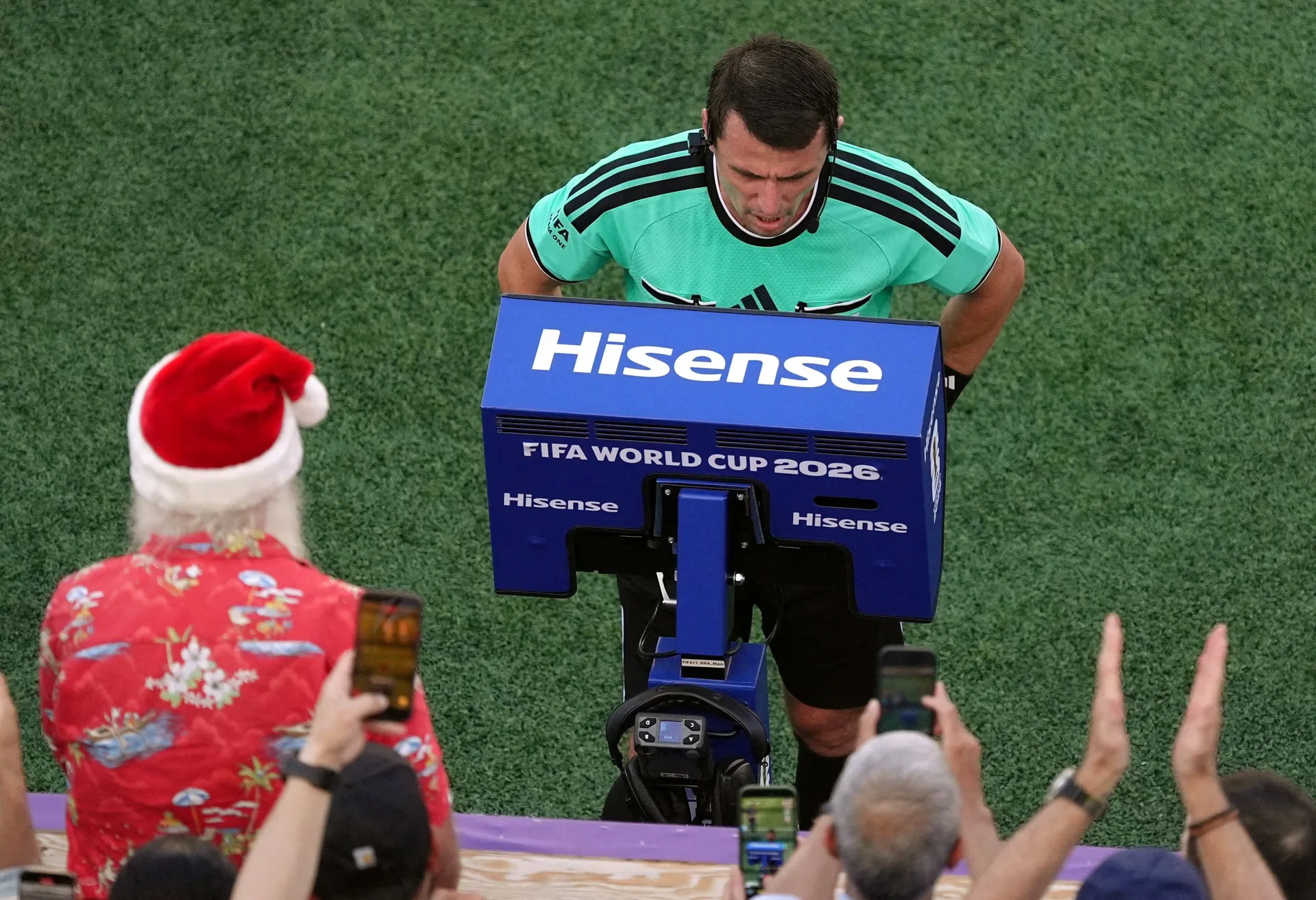 El fútbol prueba más tecnología, un VAR con más poder y reglas contra la pérdida de tiempo