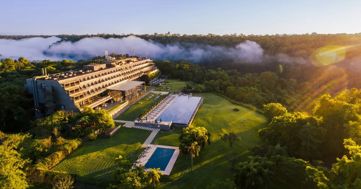 El hotel con vista a las Cataratas y pileta infinita que fue elegido el mejor de la Argentina