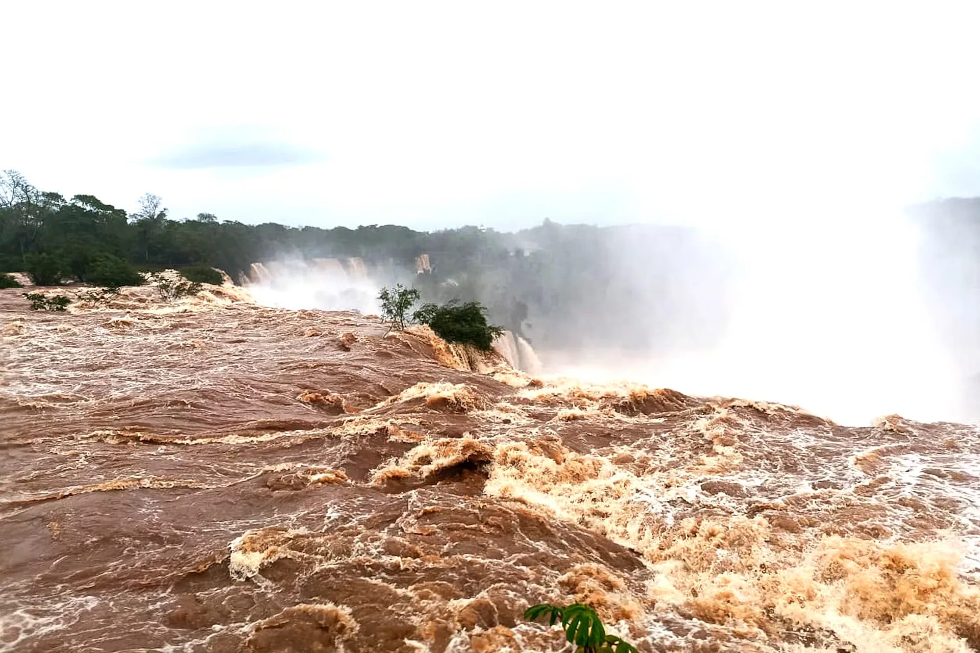 El Niño desborda el río Iguazú y obliga a restringir el acceso a las Cataratas por primera vez en la historia del parque