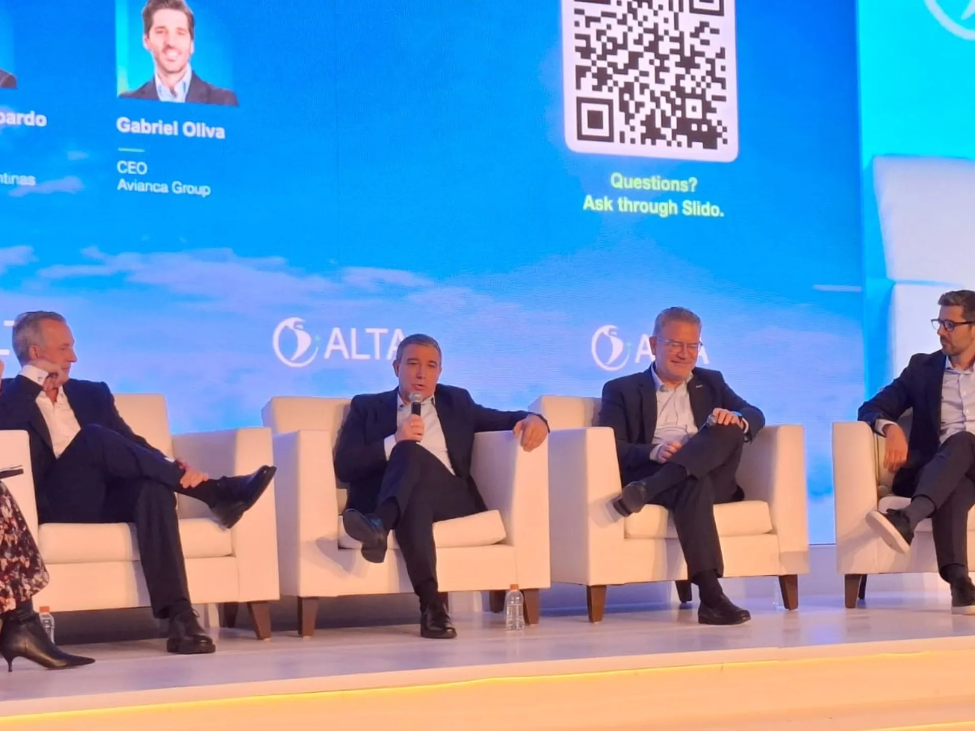 El presidente de Aerolíneas Argentinas dijo que la empresa vuela y factura más con 2.200 empleados menos
