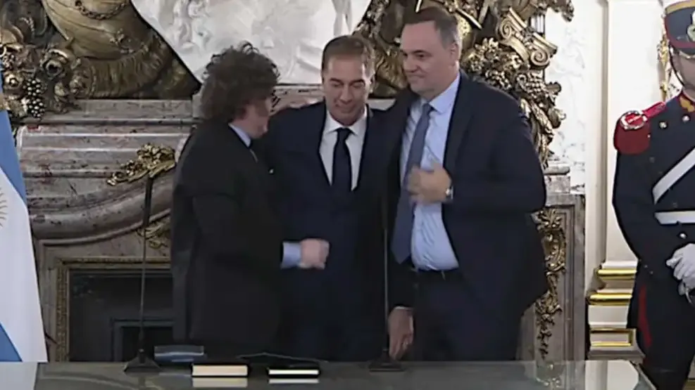 javier milei le tomo juramento como nuevo jefe de gabinete a diego santilli junto a manuel adorni