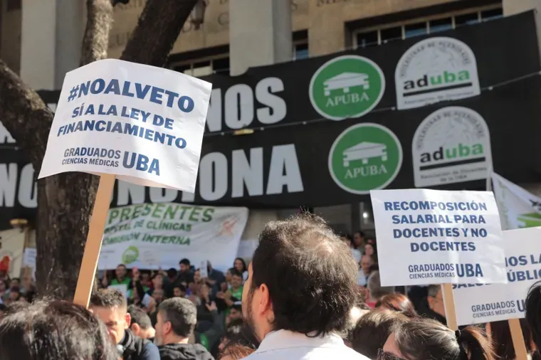 ley de financiamiento universitario ordenaron actualizar salarios docentes y becas