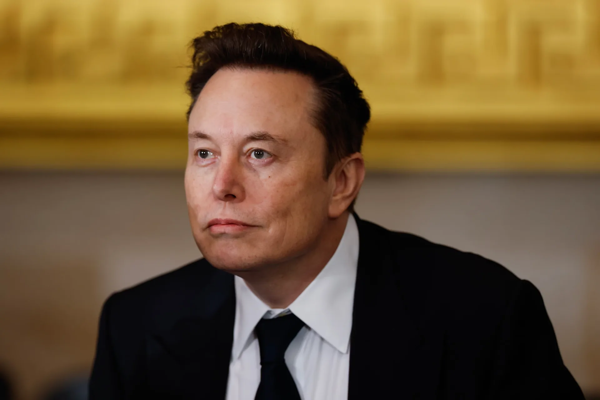 El truco casero de Elon Musk para dormir mejor y frenar la acidez nocturna