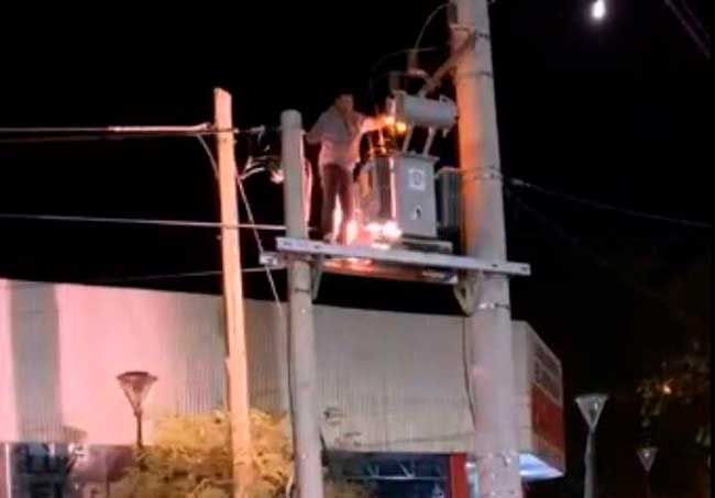 imagenes fuertes un hombre pierde la vida al tocar un transformador electrico y todo quedo registrado en un video