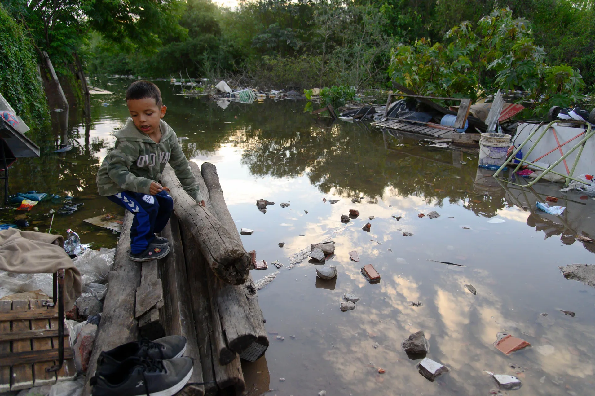 En Corrientes, el agua sube casa por casa y el miedo a los robos frena la evacuación