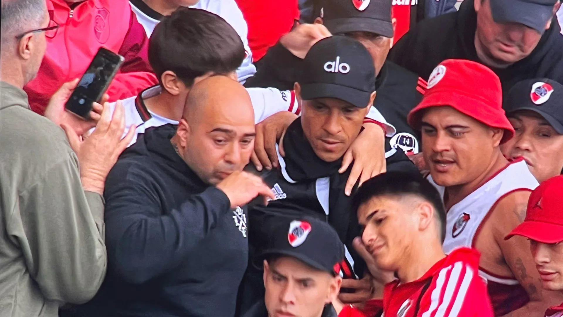 Enzo Pérez se mezcló con los hinchas de River en la popular antes de un partido con Belgrano