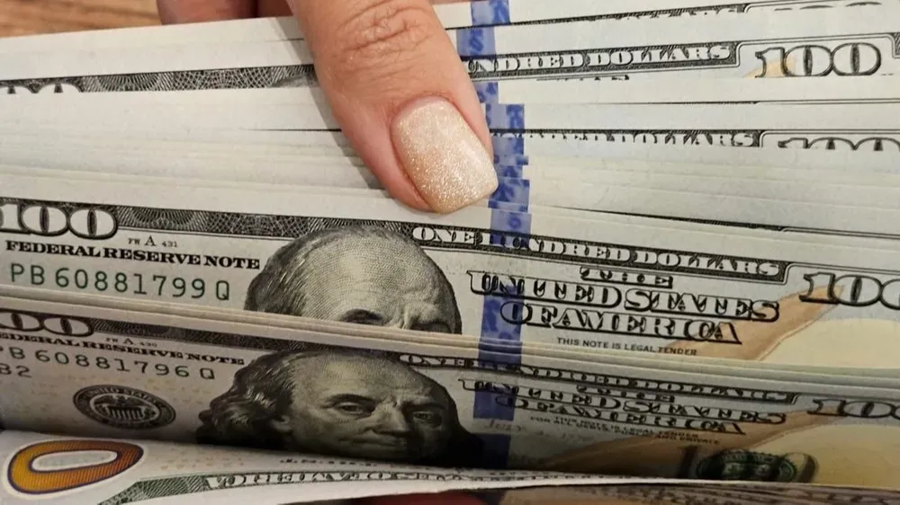 el dolar blue supera los 1 400 en salta y marca otro pico tras el reves electoral del oficialismo