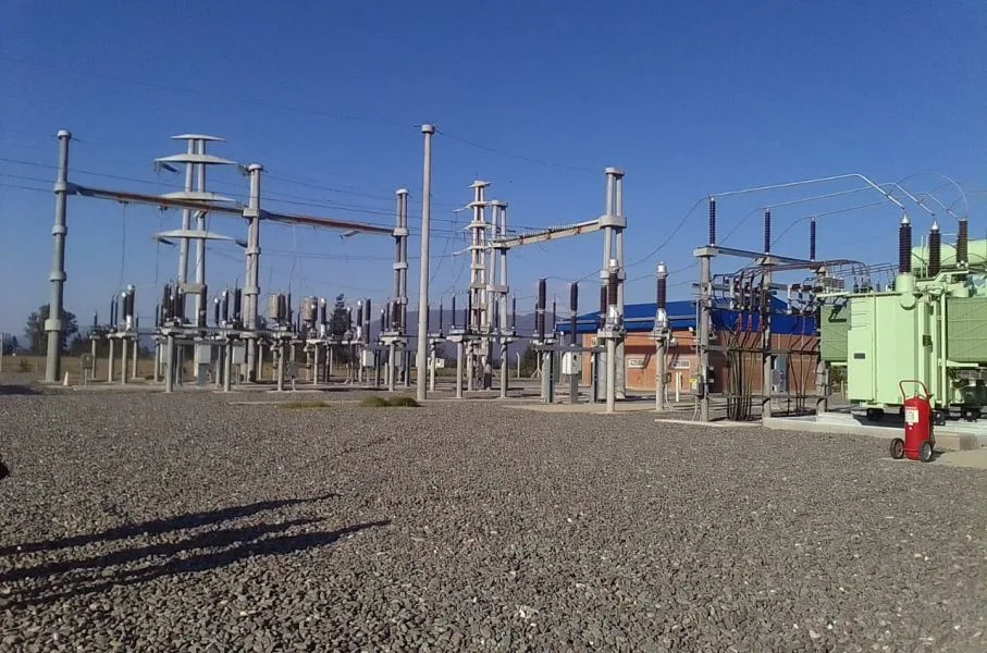 Estación transformadora de energía eléctrica con transformadores y seccionadores de alta tensión, en Salta