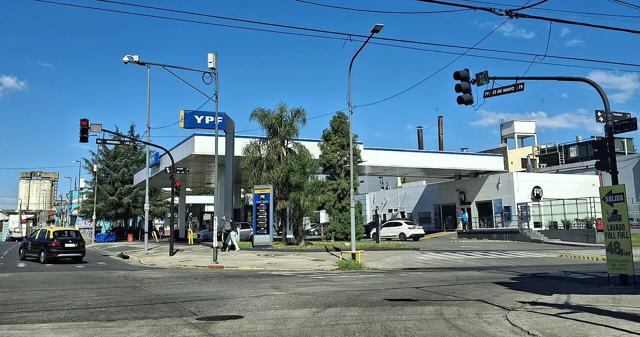 Estación de servicio YPF con su cartel de precios sobre una esquina urbana