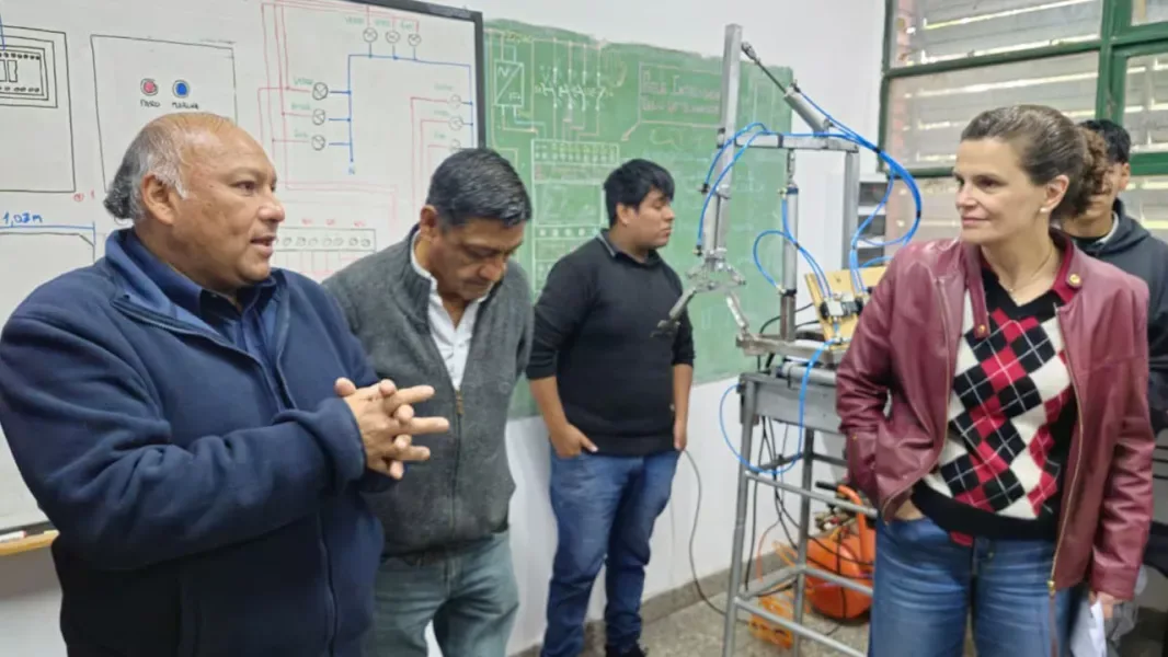 Estudiantes salteños construyeron un semáforo que cuenta autos y decide cuándo dar verde