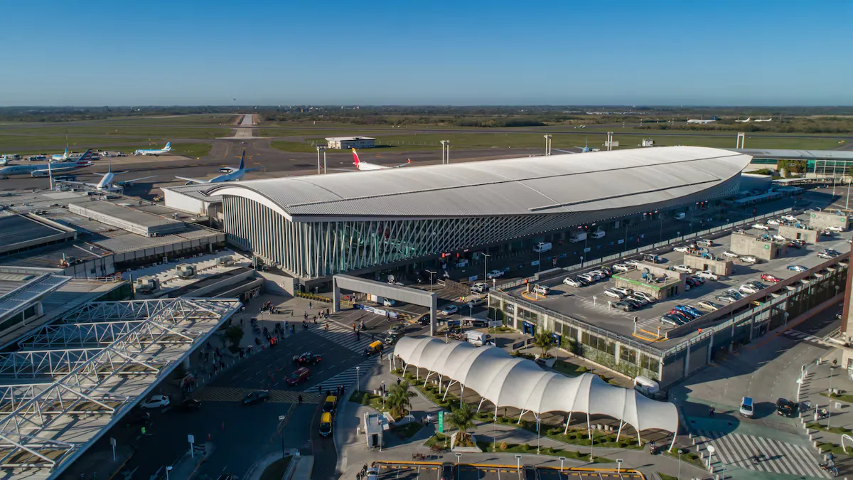 Ezeiza funcionará con una sola pista durante 18 días y catorce aerolíneas suspenden sus vuelos