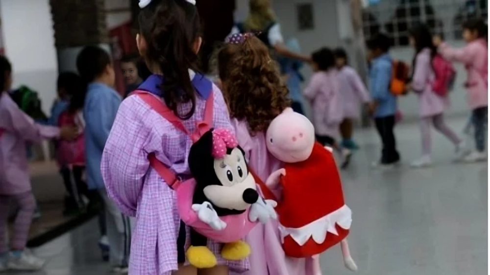 mendoza su mama se durmio y la nena de 6 anitos se fue sola a la escuela la buscaron hasta bajo las alfombras