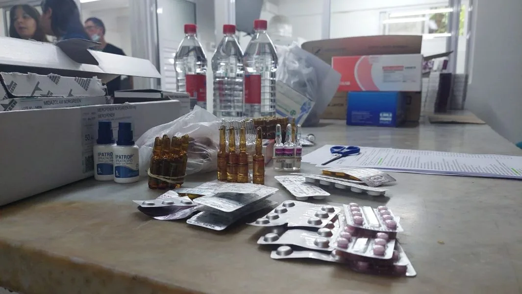 Medicamentos y ampollas sobre la mesada de la farmacia del hospital San Bernardo, en Salta