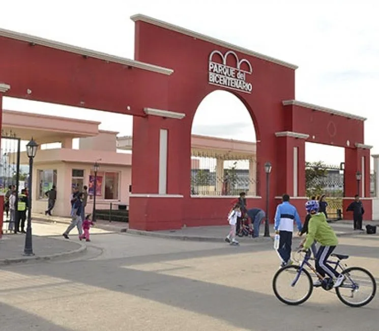 Feria gratuita en el Parque Bicentenario: 140 emprendedores, foodtrucks y circo este fin de semana