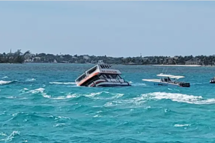 se hundio un ferry con 144 personas