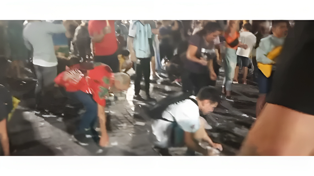 militantes limpiaron la calle despues de celebrar el triunfo de javier milei