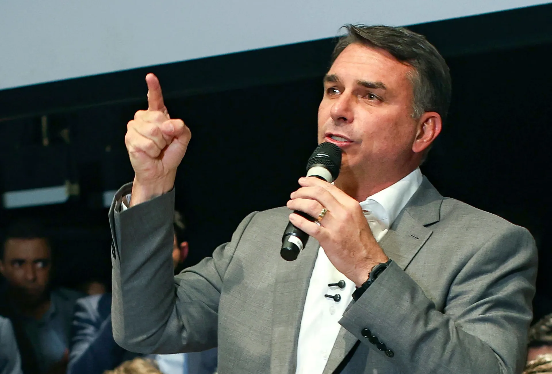 Flavio Bolsonaro bajó el tono de su promesa de "cambiar la Constitución" y detalló qué reformas impulsaría