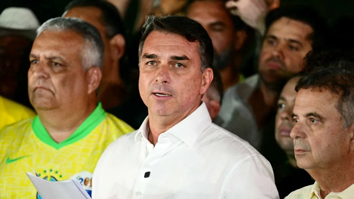 Flávio Bolsonaro, senador brasileño e hijo del expresidente Jair Bolsonaro, habla ante la prensa rodeado de dirigentes