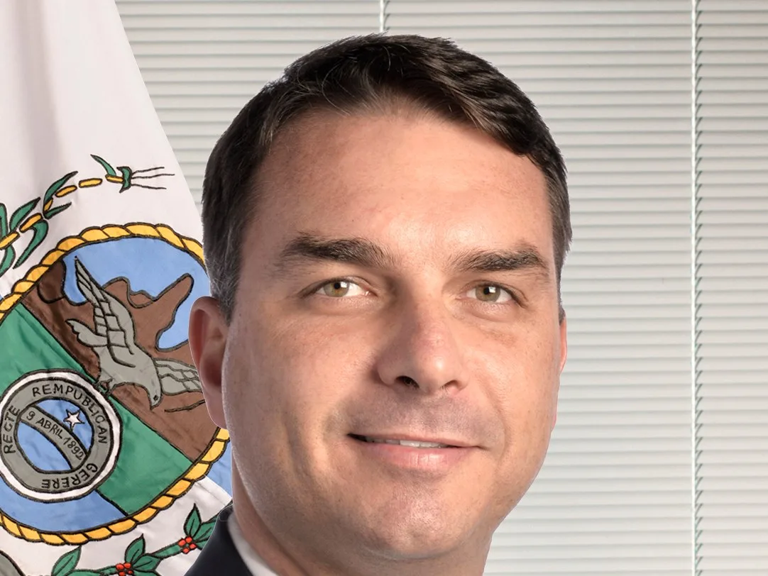 Flávio Bolsonaro, senador brasileño, en su retrato oficial del Senado de Brasil