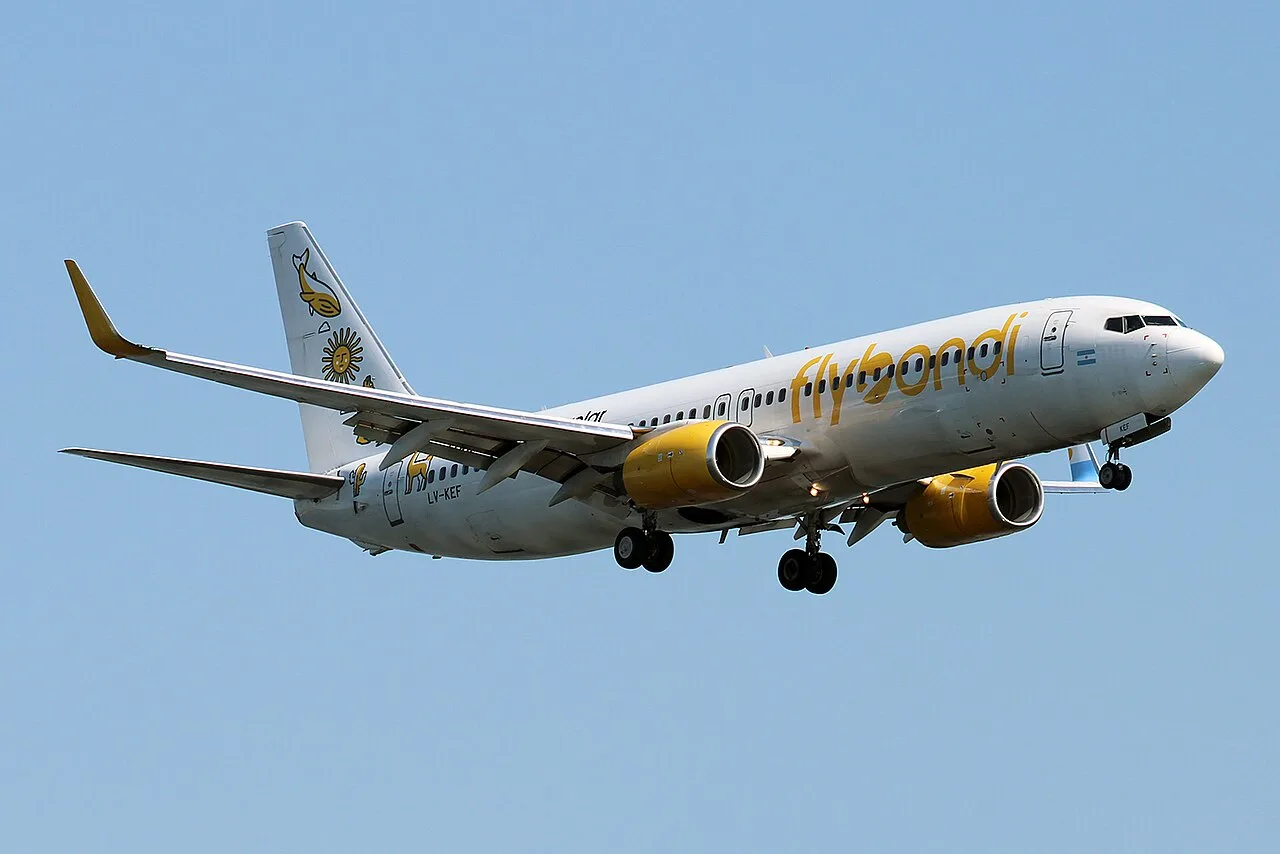 Un Boeing 737-800 de Flybondi en aproximación final