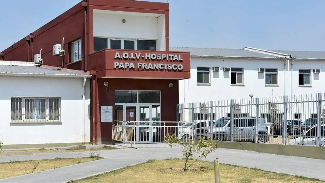 Fachada del hospital Papa Francisco, con el cartel rojo sobre la entrada principal, en la zona sur de la ciudad de Salta