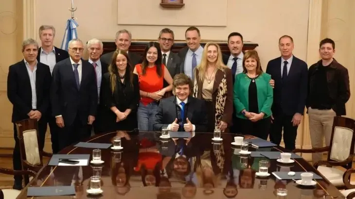 javier milei participa de la reunion de gabinete y el gobierno acelera el cierre del consejo de mayo