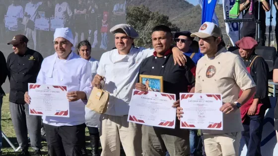 Los cocineros premiados del Concurso Provincial de Comida al Disco posan al aire libre con sus diplomas