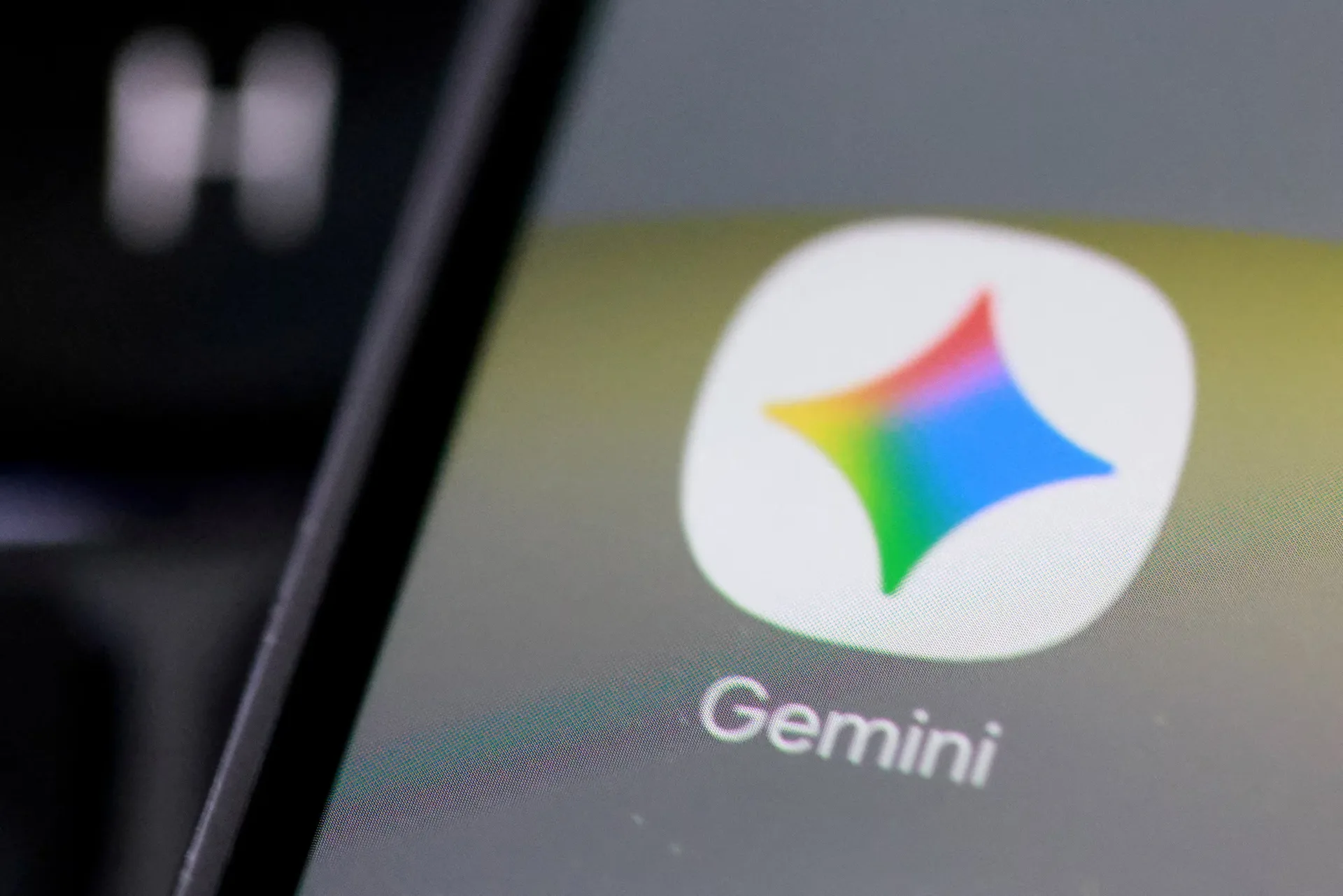 Gemini llegó a 1.000 millones de usuarios, pero Alphabet gastó más de lo que generó y sus acciones cayeron 8%