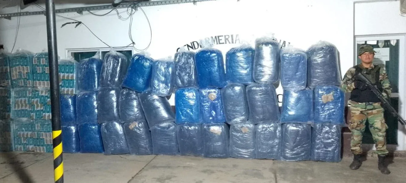 Gendarmería secuestró 872 kilos de hoja de coca y 7.500 atados de cigarrillos en dos operativos cerca de Orán