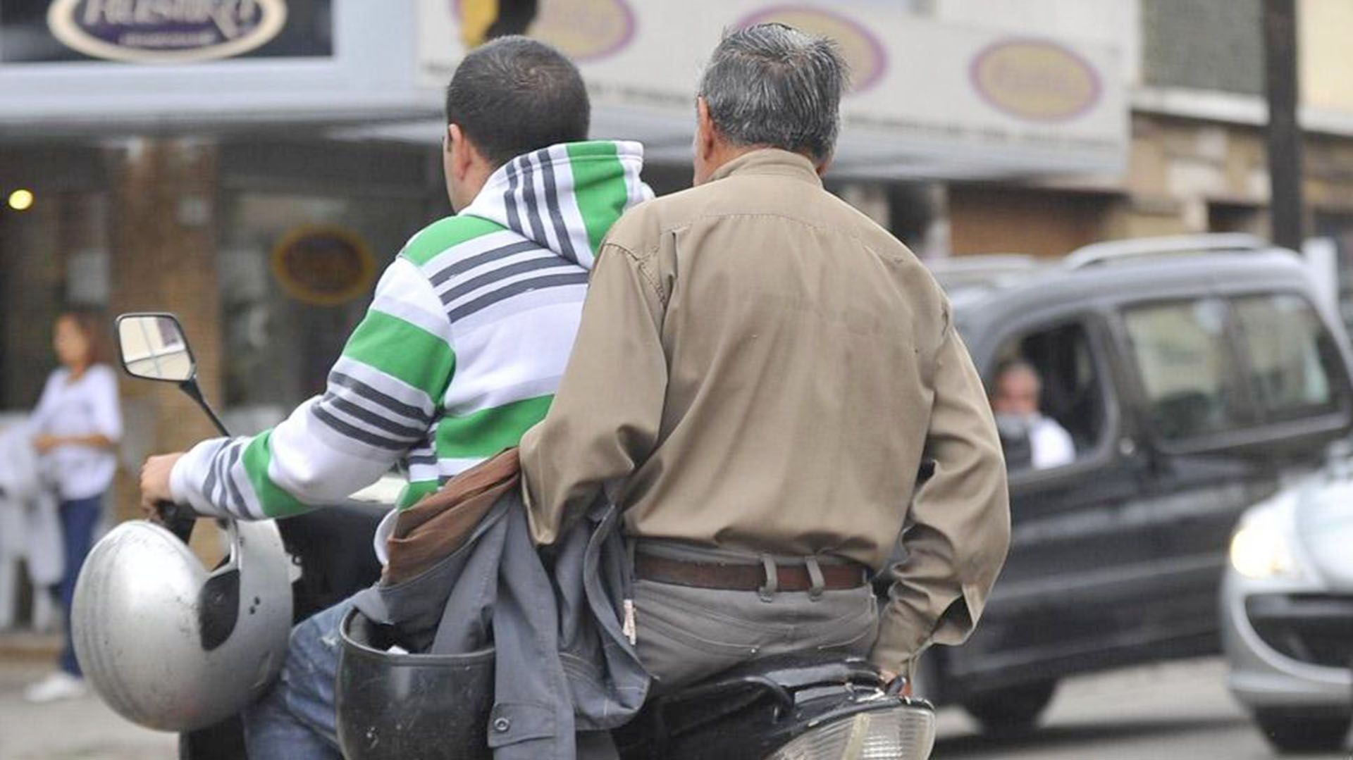 lo pararon por no llevar casco tenia pasta base y un arma de fuego