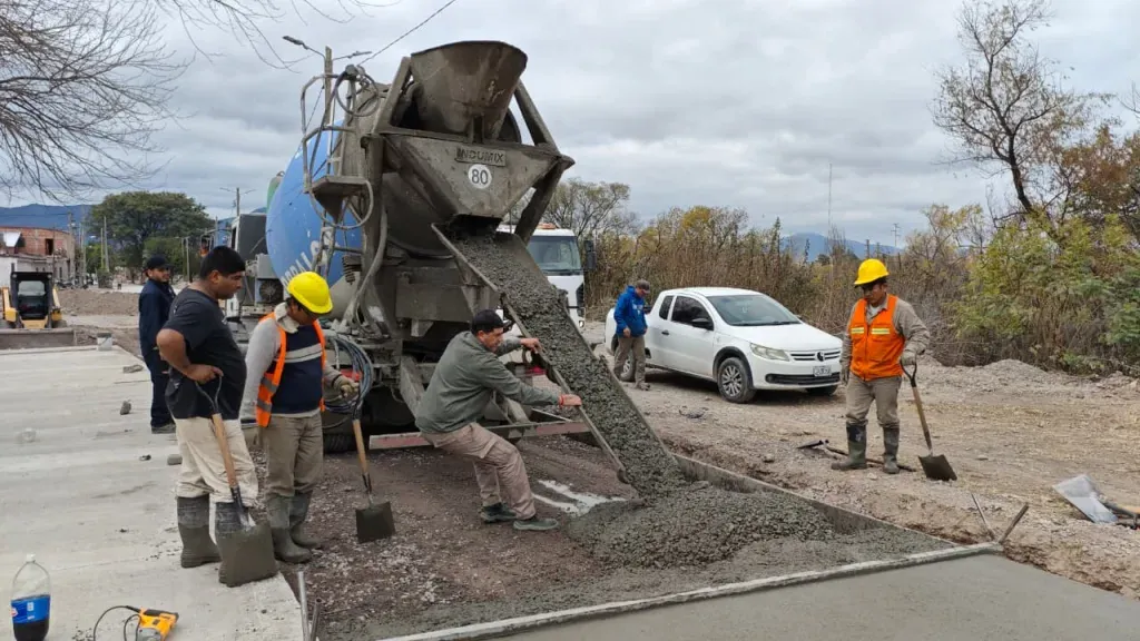 avanza la renovacion de la avenida costanera con la colocacion del nuevo hormigon
